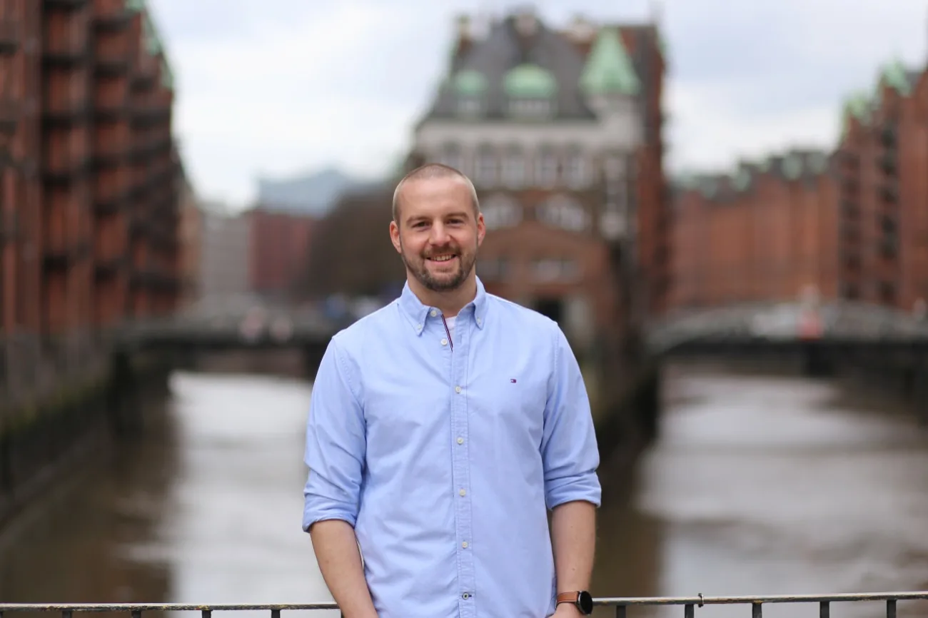 Dennis Marter in der Hamburger Speicherstadt